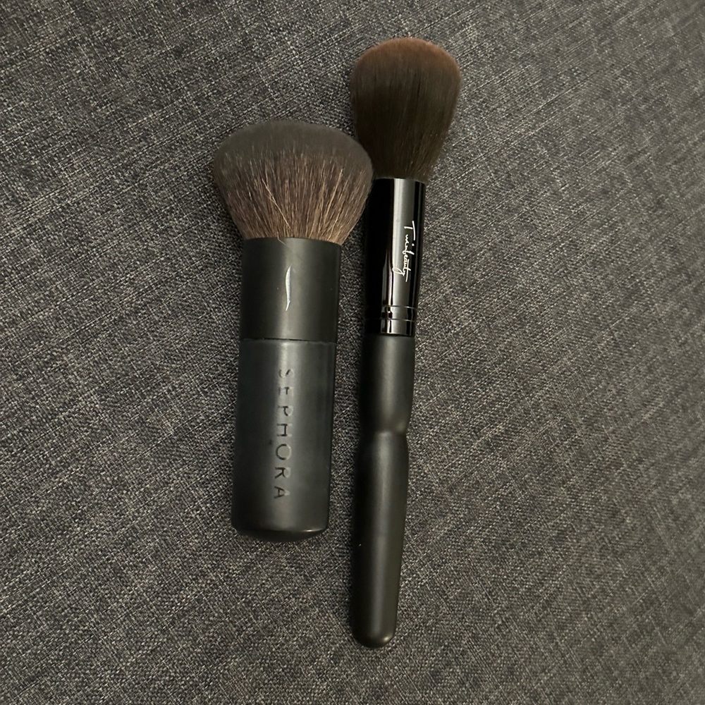 2 makeup brushes (1 Sephora brand)